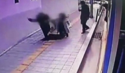 Vỉa hè đột nhiên sụt lún làm khách bộ hành rơi xuống hố sâu 3m